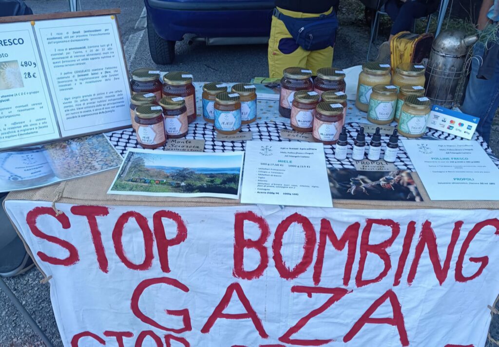 400 euro di multa ad apicultore per aver esposto uno striscione contro il genocidio a Gaza